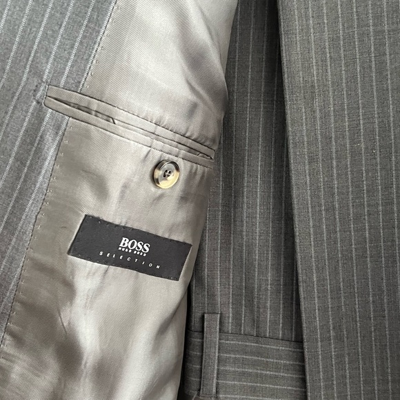 Elegant Hugo Boss Pin Stipe 2 Piece Suit -Super 130 - 100% Wool - Picture 4 of 11
